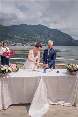 Celebrazione del rito della sabbia sul lago d'Iseo