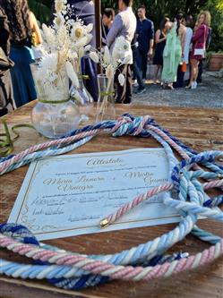 Dettaglio su attestato firmato e corde per handfasting