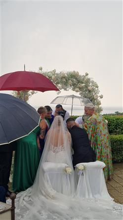 Invitati accalcati intorno agli sposi