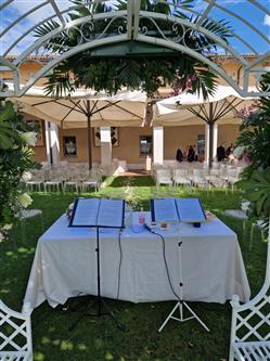 Due leggii per una cerimonia di matrimonio.