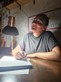 Susanna in un momento di scrittura