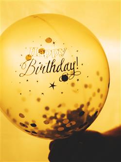 Immagine da <a href="https://www.freepik.com/free-photo/hand-holding-happy-birthday-balloon_2073828.htm#fromView=search&page=1&position=14&uuid=06c53b95-2860-4050-892a-c27c1d22be72">Freepik</a> happy birthday buon compleanno palloncini