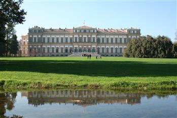 La VIlla Reale di Monza (da <a href="https://it.m.wikipedia.org/wiki/File:Villa_Reale_di_Monza.jpg">Wikipedia</a>)