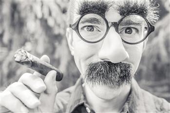 Una persona camuffata da Groucho Marx