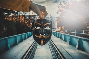 Una maschera sui binari di un treno