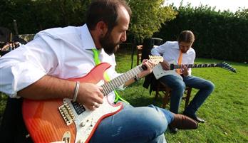 Due chitarre eletriche per una cerimonia rock