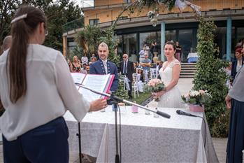 Susanna Lecchi e gli sposi durante una cerimonia, Ristorante Aquarium di Clusane (BS)