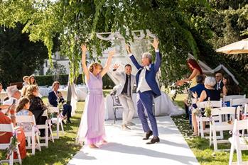 Una coreografia danzante degli sposi insieme al celebrante