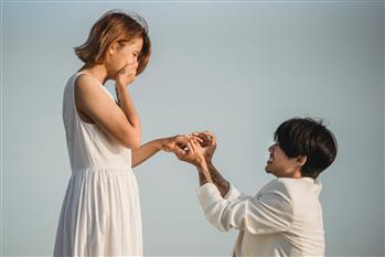 proposta di matrimonio fidanzamento (immagine da <a href="https://www.pexels.com/photo/man-proposing-to-a-woman-5184426/">Pexels</a>)