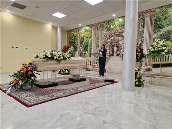 Susanna Lecchi durante la celebrazione di un funerale aico