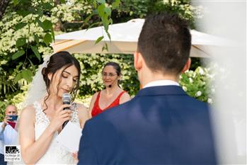 Una sposa legge la sua promessa allo sposo