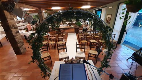 Allestimento al coperto per una cerimonia di nozze presso le Cave del Ceppo, a Trezzo sull'Adda