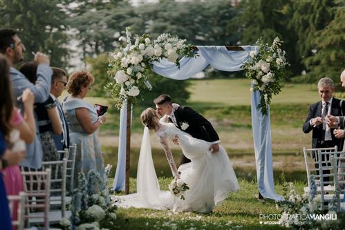 Tenuta Santa Croce Corbetta (MI) I Mazzegaro cerimonia simbolica matrimonio bacio