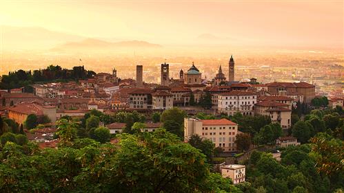 Alba sullo skyline di Bergamo. (da <a href="https://it.m.wikipedia.org/wiki/File:Sunrise_at_Bergamo_old_town,_Lombardy,_Italy.jpg">Wikipedia</a>)