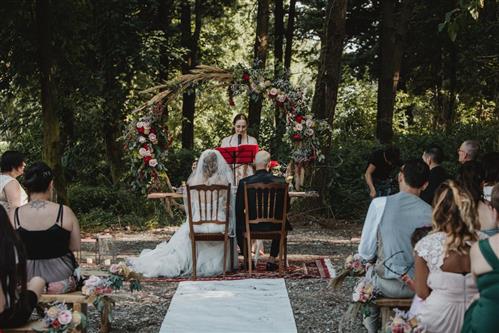 Una cerimonia in mezzo al bosco