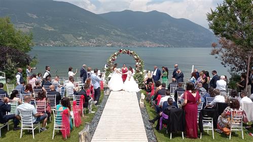 Una cerimonia sul lago