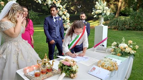 L'ufficiale di stato civile Susanna Lecchi firma l'atto di matrimonio, Villa Zanchi Stezzano (BG)