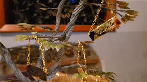 Un albero di rame con appesi tag con i nomi Amanda e Susanna