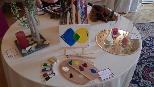 Stand in fiera che illustra diversi riti