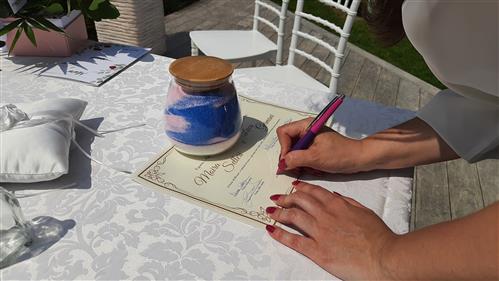Firma durante una cerimonia simbolica