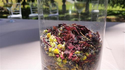 Un vaso pieno di fiori secchi